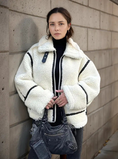 Stilvolle Lederjacke mit Pelzbesatz und buntem Design