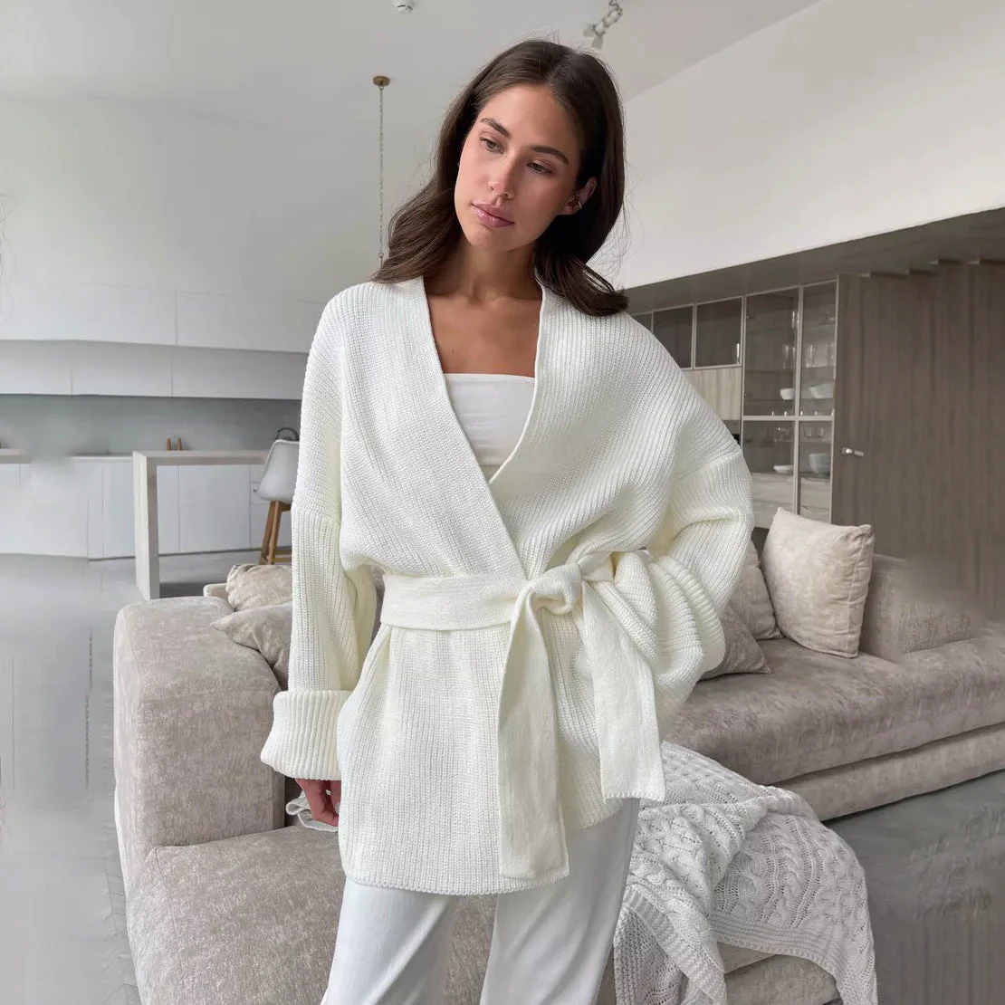Modische Strickjacke mit Gürtel und Rippenmuster