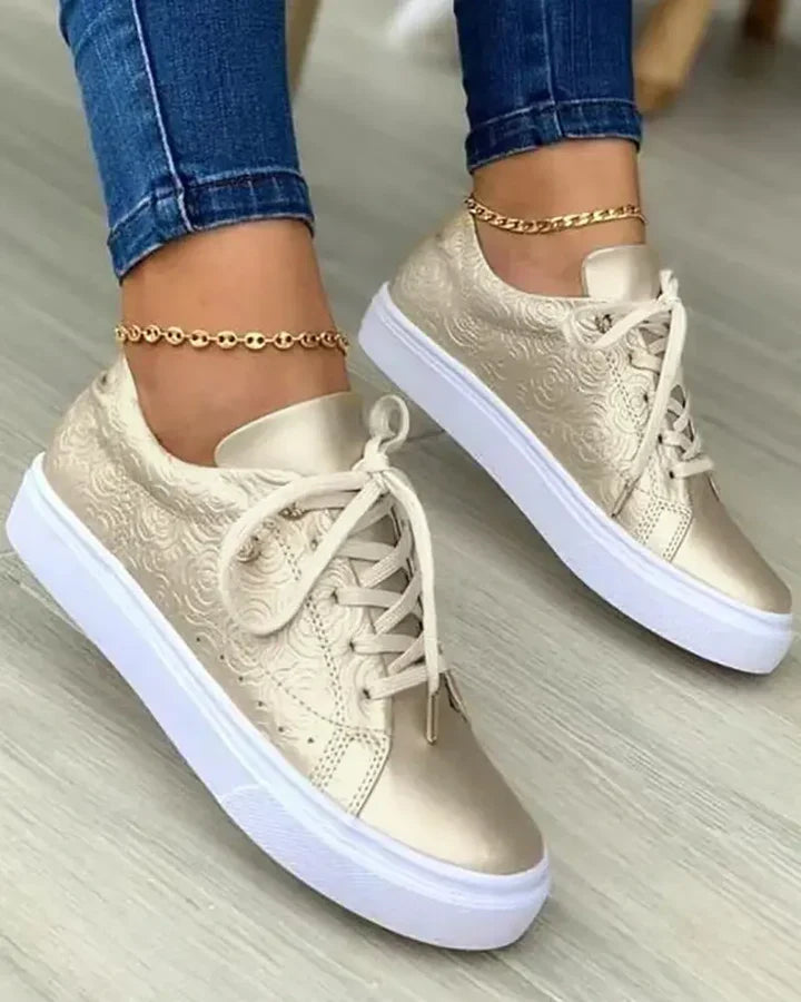 Schicke Sneaker Gold Accents