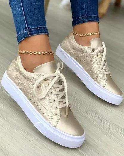 Schicke Sneaker Gold Accents