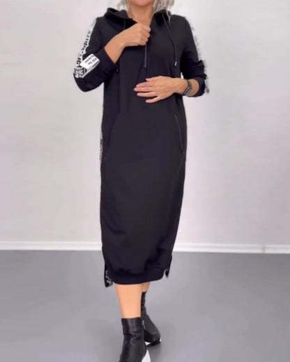 Praktisches Kleid mit Reißverschluss und Kapuze