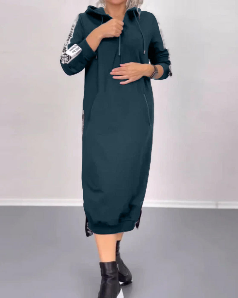 Praktisches Kleid mit Reißverschluss und Kapuze