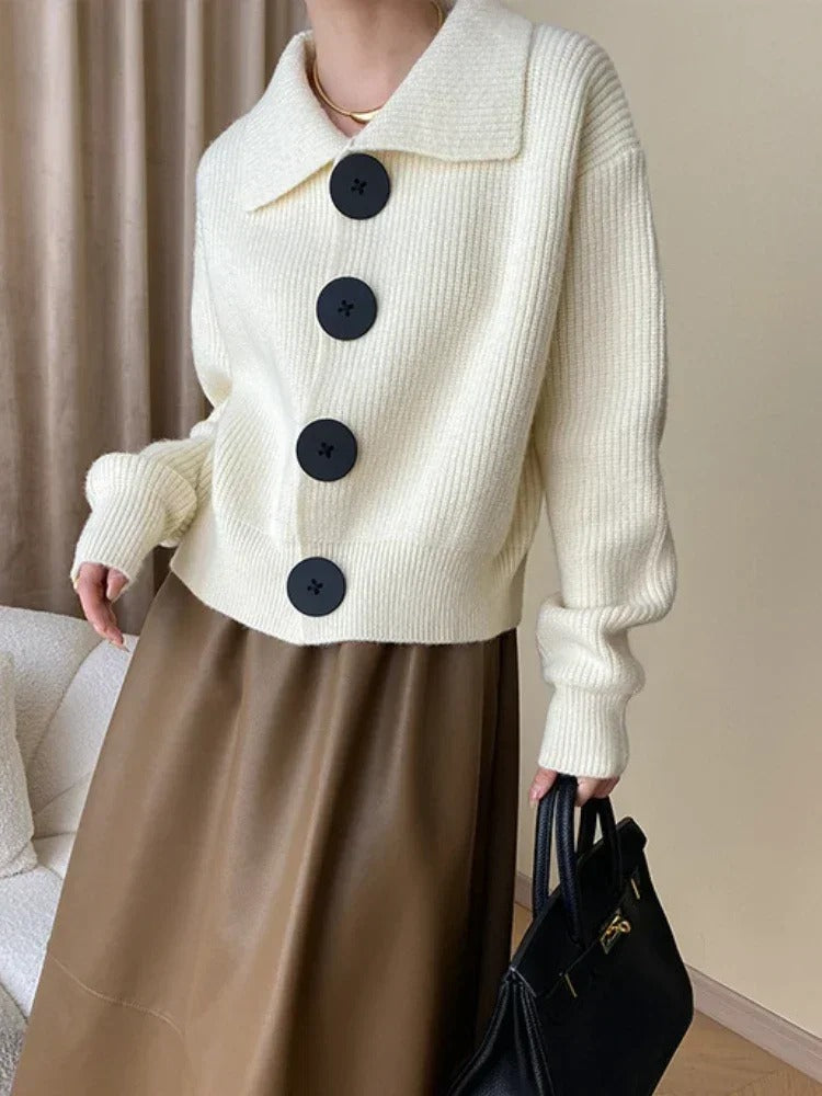 Elegante Damenstrickjacke mit Knöpfen - IdealeKleiden