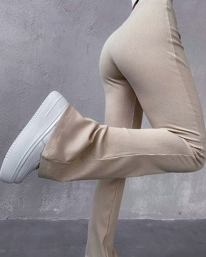 Schlanke Damen Hose mit Mikro Flare - IdealeKleiden