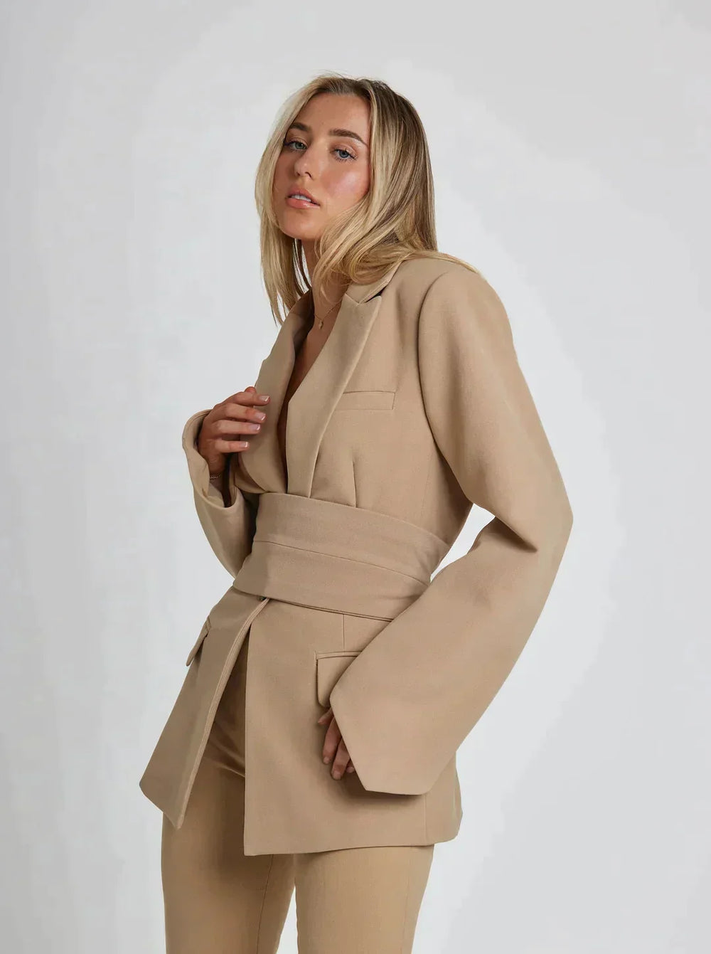 Elegante Damenblazer Mit Gürtel und Weiten Ärmeln