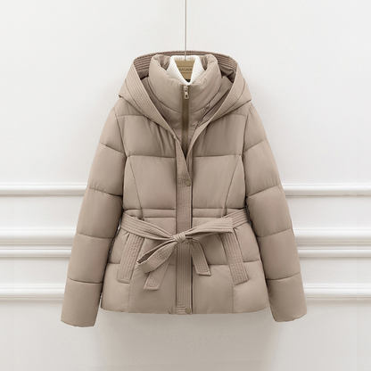 Schmale Steppjacke mit Kapuze und Gürtel - IdealeKleiden