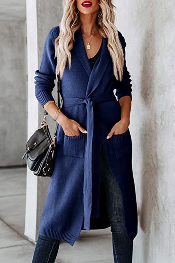 Stilvolle Strickjacke mit Krawatte Look