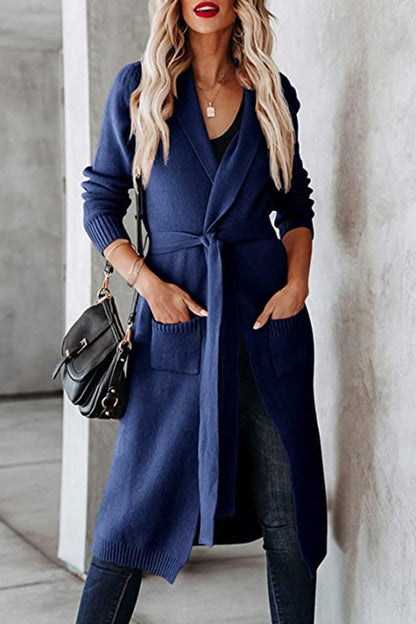 Stilvolle Strickjacke mit Krawatte Look