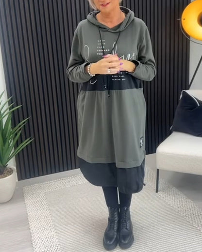 Stylisches Kleid mit Kapuze und Buchstaben-Druck