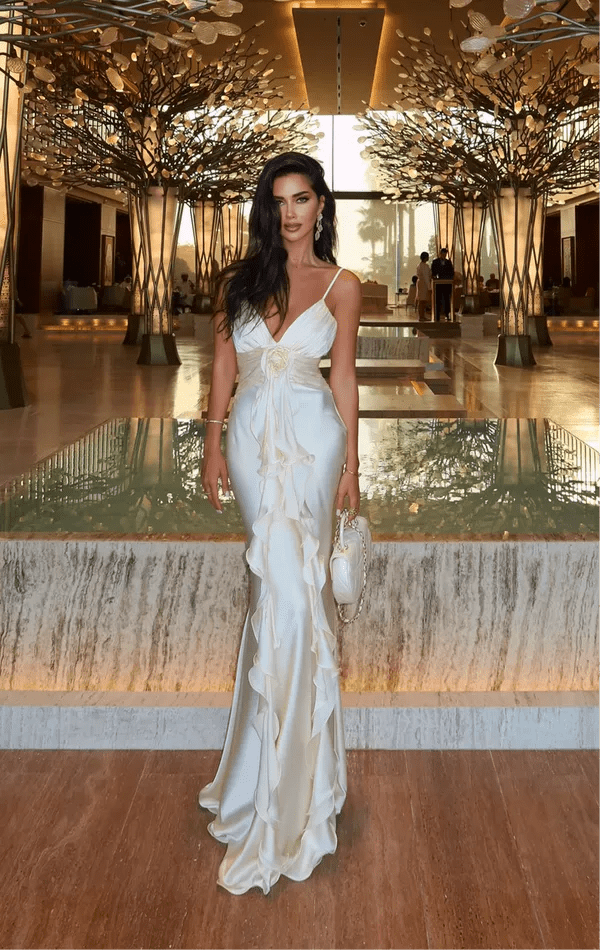 Elegantes Maxikleid mit Rüschen und Rosenmuster - IdealeKleiden