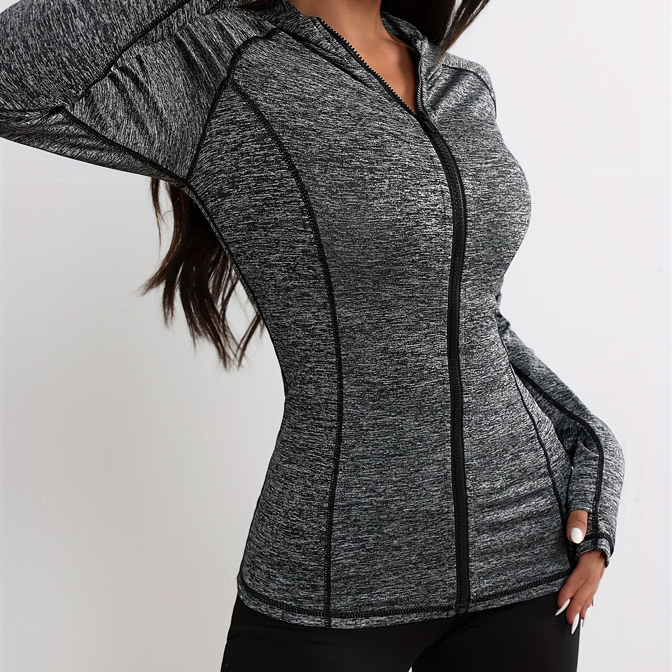 Sportive Jacke mit Kapuze und Kontraststreifen