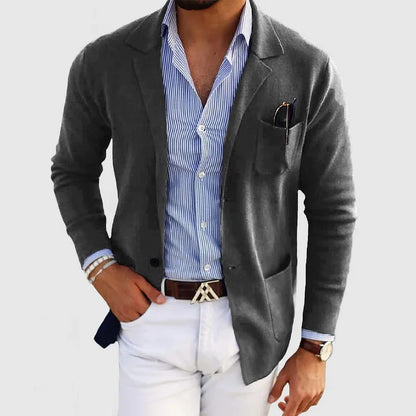 Modischer Herrenblazer mit Knöpfen und Revers