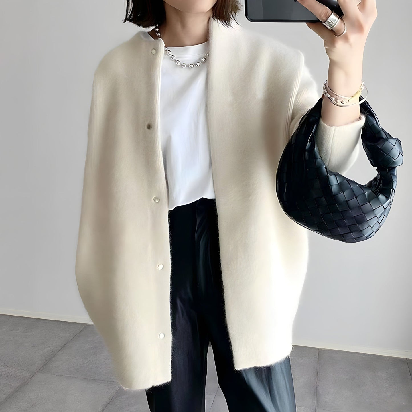 Modische Strickjacke mit Knöpfen