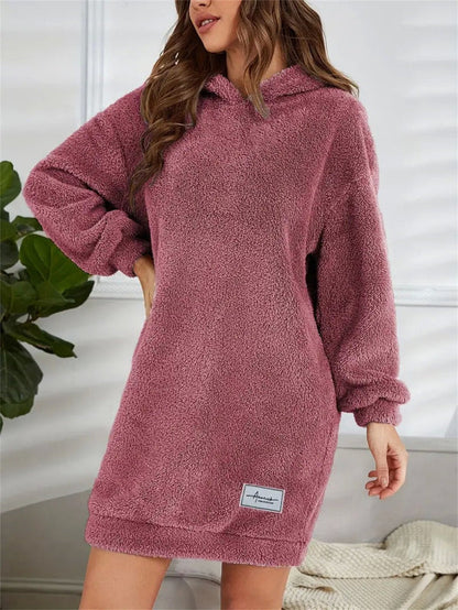 Übergröße Teddy Sweatkleid mit Kapuze → Weites Teddy Kleid Kapuze Oversize