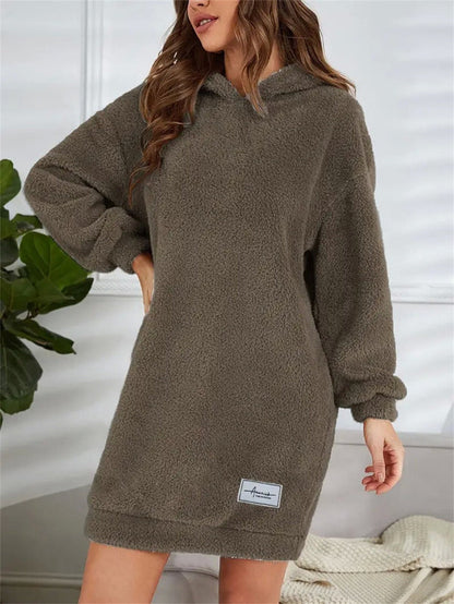 Übergröße Teddy Sweatkleid mit Kapuze → Weites Teddy Kleid Kapuze Oversize