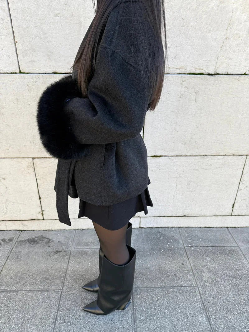 Stylischer Wollmantel mit Gürtel und Faux-Fell Details