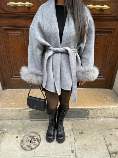 Stylischer Wollmantel mit Gürtel und Faux-Fell Details
