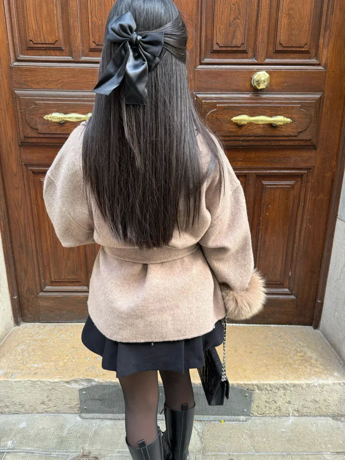 Stylischer Wollmantel mit Gürtel und Faux-Fell Details