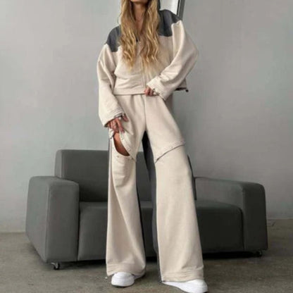 Kuscheliges Lounge-Set: Kurzes Kleid mit Kapuze und weite Hose