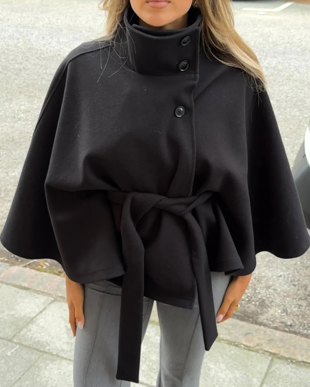Stylische Cape Jacke Mit Gürtel und Taschen