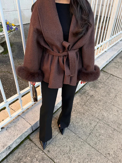 Stylischer Wollmantel mit Gürtel und Faux-Fell Details