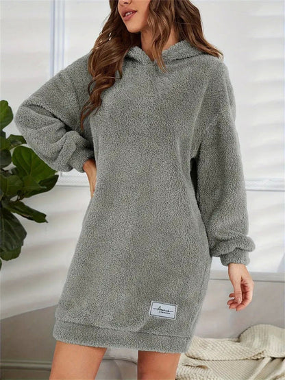 Übergröße Teddy Sweatkleid mit Kapuze → Weites Teddy Kleid Kapuze Oversize