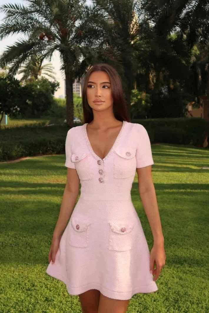 Kurzes Damenkleid Bouclé Stoff Pastell Rosa - IdealeKleiden