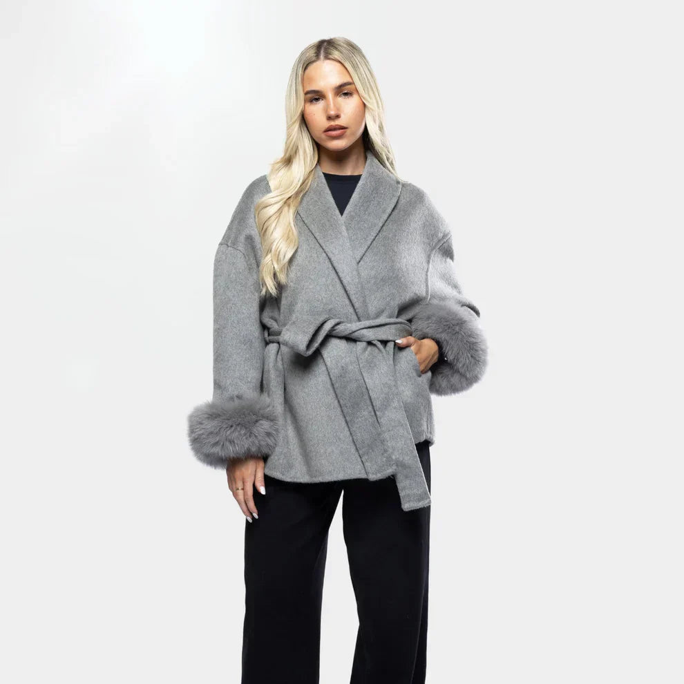 Elegante Wolljacke mit Gürtel und Kunstpelz Manschetten