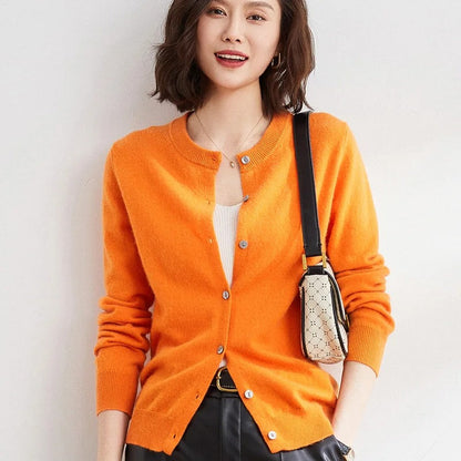 Weiches Frauenkleid | Gestrickter Pulli mit V-Ausschnitt