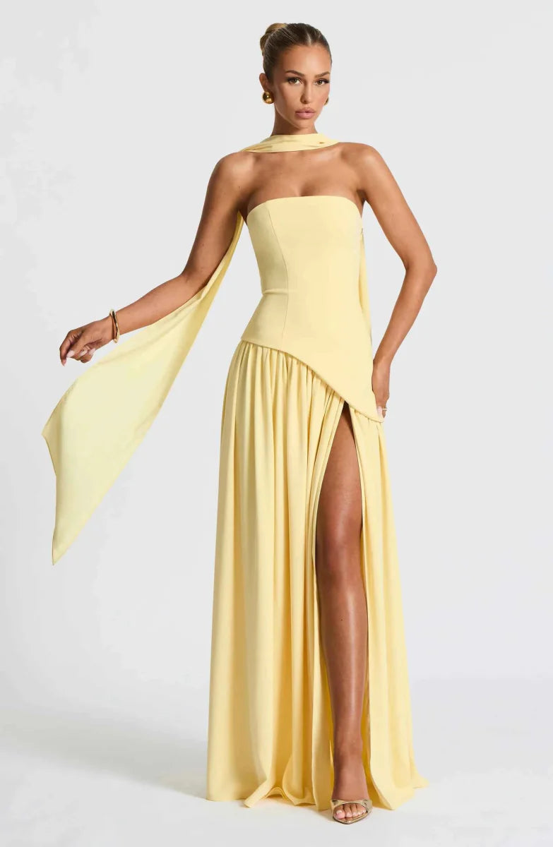 Langes Frauenkleid mit Beinschlitz und Faltenstoff