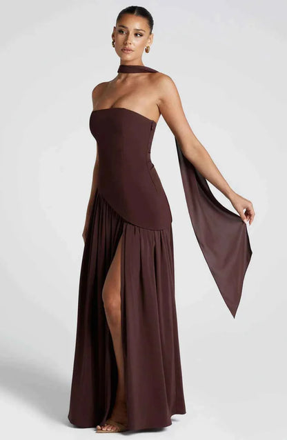 Langes Frauenkleid mit Beinschlitz und Faltenstoff