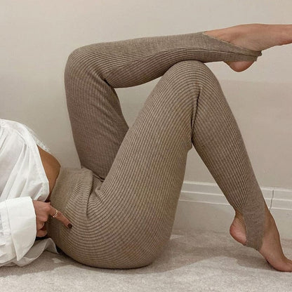 Modische Ripp-Leggings Mit Stylishem Saumschlitz