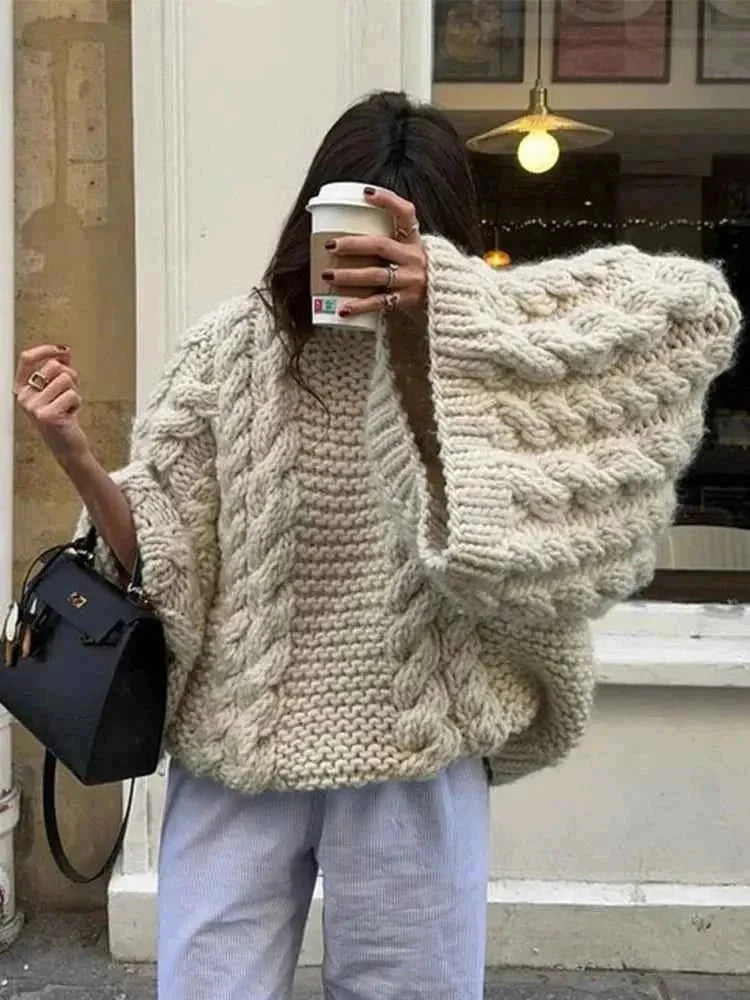 Nola – Großzügiger Damenpullover mit Zopfmuster und Lochärmeln im Boho-Stil