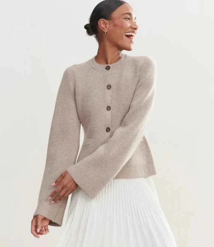Große Strickjacke Mit Knöpfen Modern