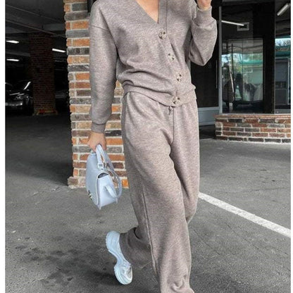 Zweiteiliges Business Outfit: Strickjacke mit Knöpfen und passender Anzughose