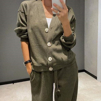 Zweiteiliges Business Outfit: Strickjacke mit Knöpfen und passender Anzughose