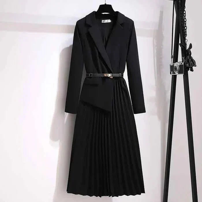 Figurbetontes Damenkleid mit Plissee-Effekt - IdealeKleiden