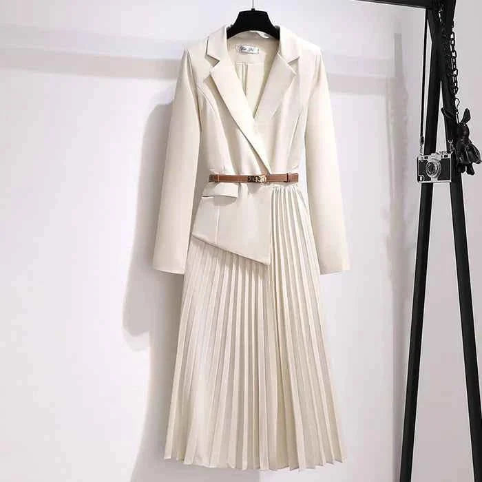 Figurbetontes Damenkleid mit Plissee-Effekt