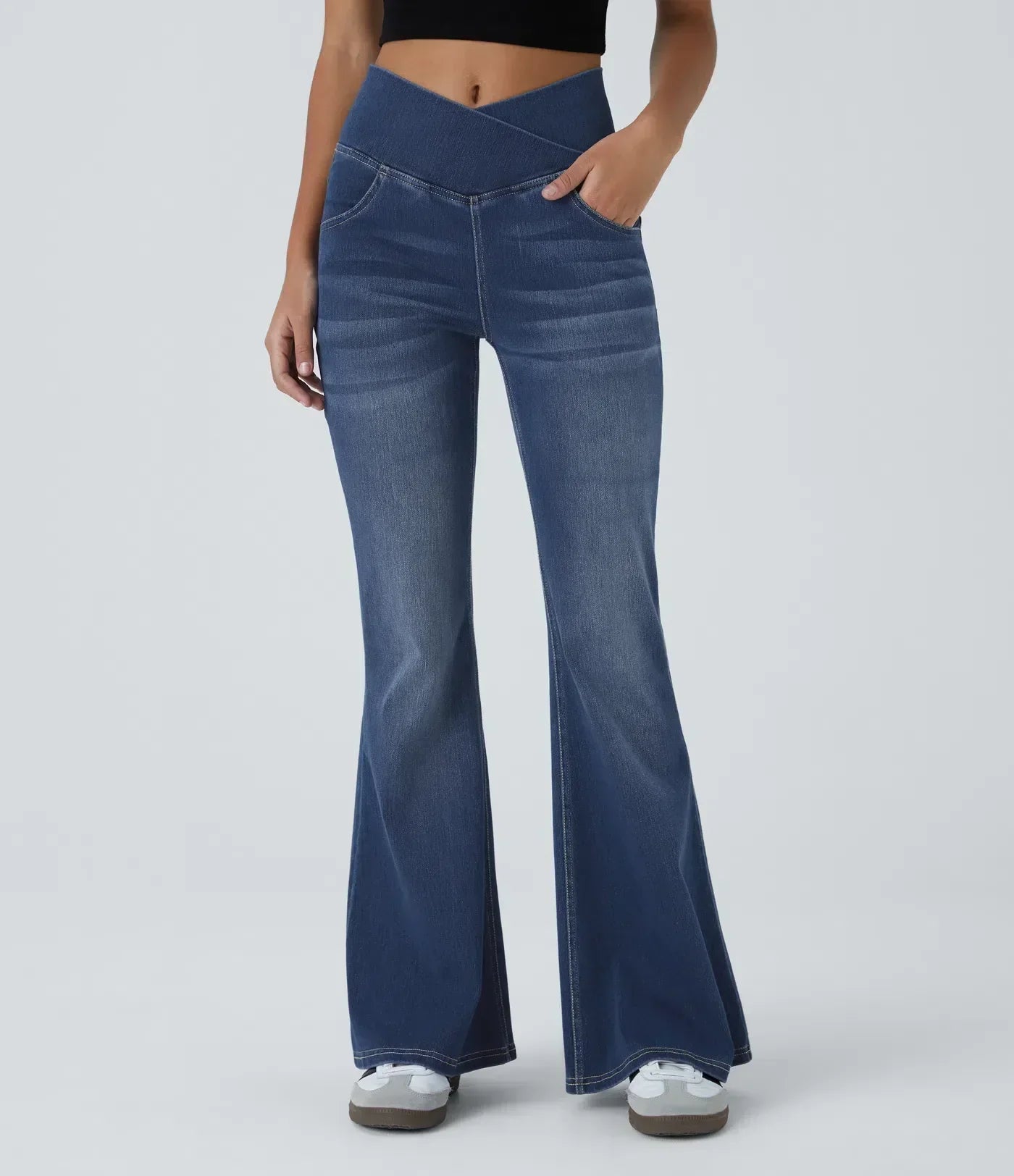 Hochtaillierte Frauenjeans Ausgestellt