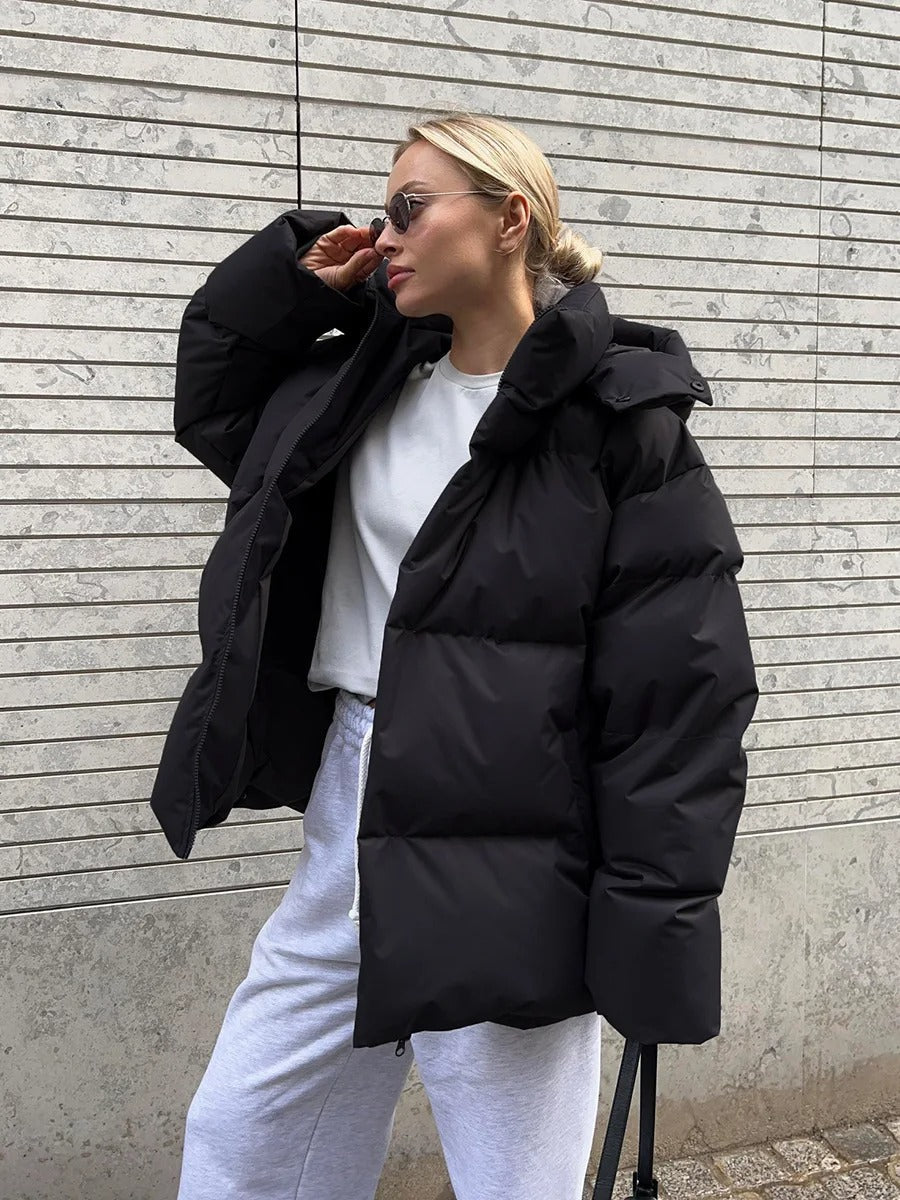 Kurze Winterjacke mit Kapuze und Weichfutter