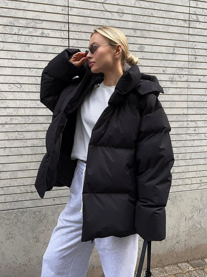 Kurze Winterjacke mit Kapuze und Weichfutter