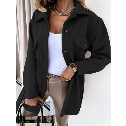 Modische Damenjacke Knöpfe und Vortaschen