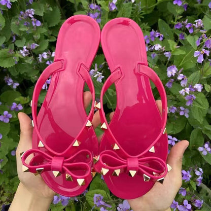 Modische Flip Flops mit Nieten
