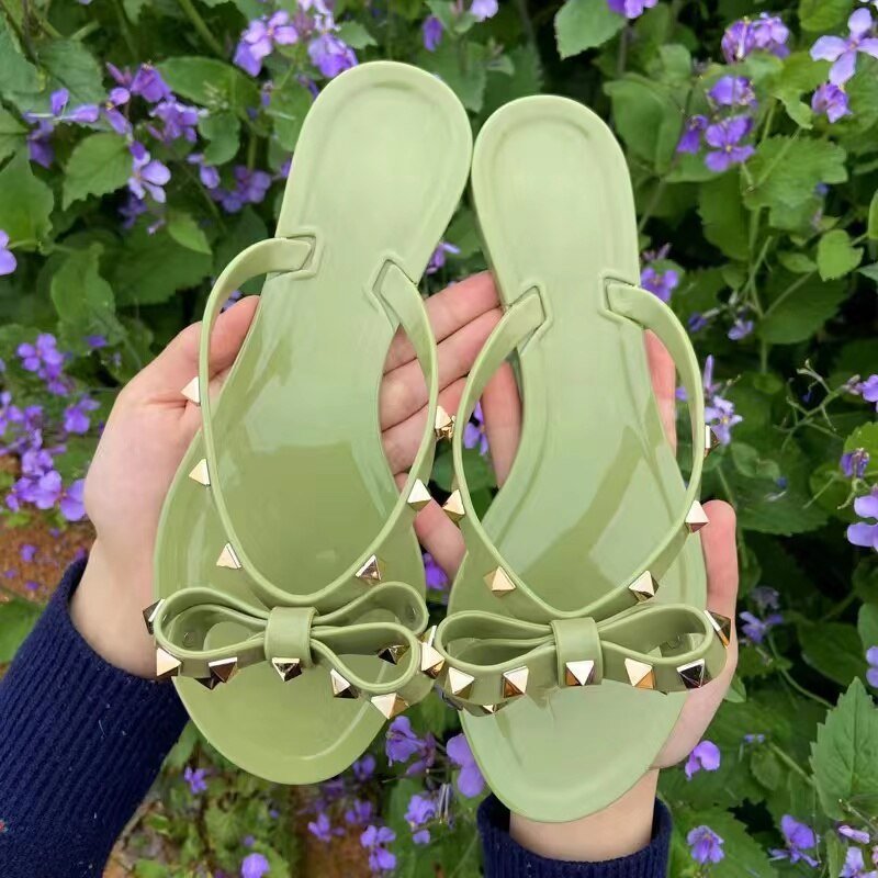 Modische Flip Flops mit Nieten