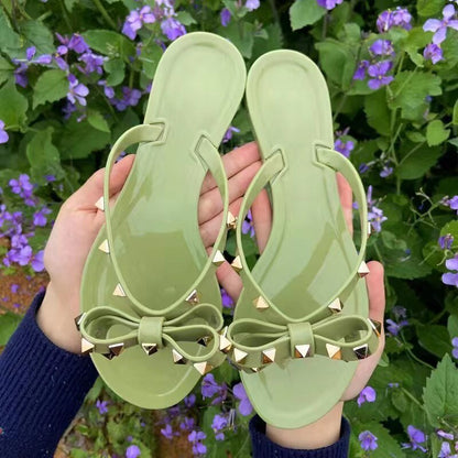 Modische Flip Flops mit Nieten