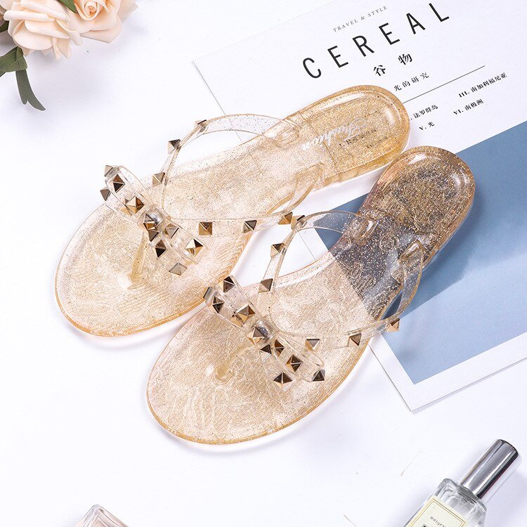 Modische Flip Flops mit Nieten